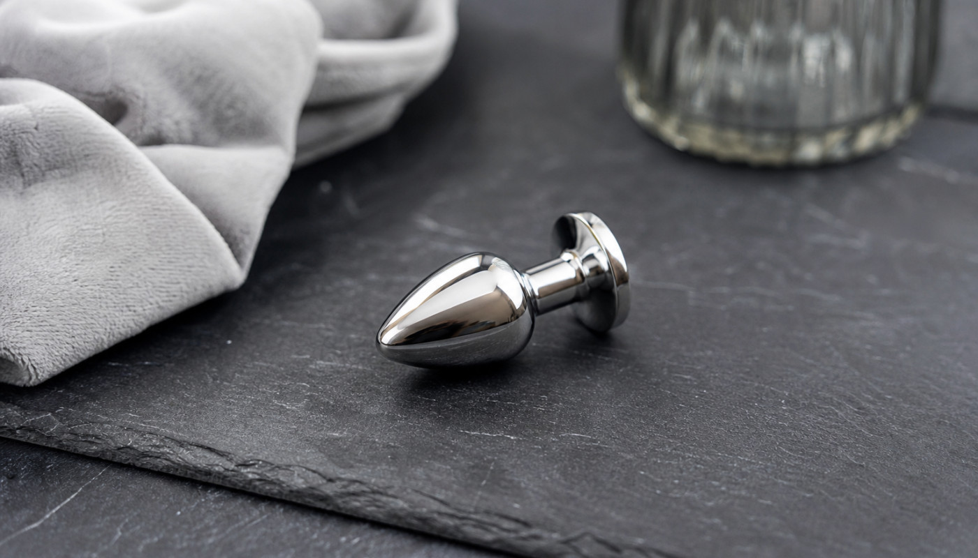 Test of the small Njoy anal plug, steel anal sextoy